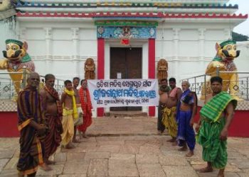 ରଣପୁର ଜଗନ୍ନାଥ ମନ୍ଦିର ସମ୍ମୁଖରେ ସେବାୟତ ଙ୍କ ଧାରଣା ; ନିୟମ ଖିଲାପ କରୁଛନ୍ତି ରାଜ୍ୟ ସରକାର – କଟକଣା ରଦ୍ଦ ହେଉ