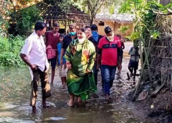 ବନ୍ୟାରେ ଲୋକଙ୍କ ସୁଖ ଦୁଃଖ ବୁଝିବା ସହିତ ; ଶୁଖିଲା ଖାଦ୍ୟ ମହମବତୀ ଆଦି ବାଣ୍ଟିଲେ ସମାଜ ସେବିକା – ମନୋରମା ଆଚାର୍ଯ୍ୟ