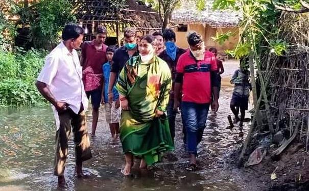 ବନ୍ୟାରେ ଲୋକଙ୍କ ସୁଖ ଦୁଃଖ ବୁଝିବା ସହିତ ; ଶୁଖିଲା ଖାଦ୍ୟ ମହମବତୀ ଆଦି ବାଣ୍ଟିଲେ ସମାଜ ସେବିକା – ମନୋରମା ଆଚାର୍ଯ୍ୟ