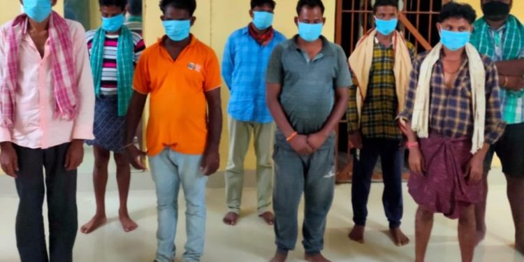 ବରଗଡ଼ ସଦର ଥାନା ପୋଲିସ ଜୁଆ ଆଡ୍ଡା ଉପରେ ଚଢ଼ଉ, ୮ ଜୁଆଡି ସହ ନଗଦ ଟଙ୍କା ଜବତ – ବରଗଡ଼