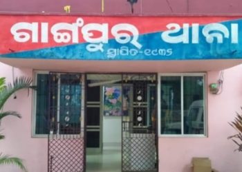 ଜୁଆ ଆଡ୍ଡା ଉପରେ ପୋଲିସ୍ ର ଚଢ଼ାଉ ; ୧୦,୨୫୦ ଟଙ୍କା, ଦୁଇଟି ମୋବାଇଲ୍ ଏବଂ ତାସ୍ ସହ ପାଞ୍ଚ ଜୁଆଡି ଗିରଫ – ବେଲଗୁଣ୍ଠା