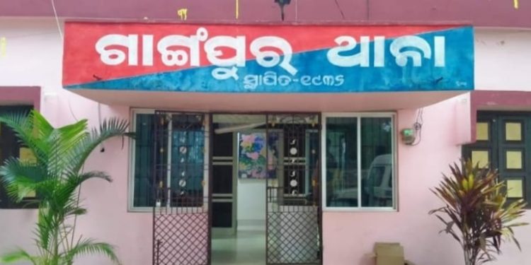 ଜୁଆ ଆଡ୍ଡା ଉପରେ ପୋଲିସ୍ ର ଚଢ଼ାଉ ; ୧୦,୨୫୦ ଟଙ୍କା, ଦୁଇଟି ମୋବାଇଲ୍ ଏବଂ ତାସ୍ ସହ ପାଞ୍ଚ ଜୁଆଡି ଗିରଫ – ବେଲଗୁଣ୍ଠା