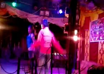 ନାଚ ଗୀତ ଦେଖିବାକୁ ଏକାଠି ହେଲେ ; ସଂଖ୍ୟାଧିକ ଲୋକ – ଭୁଲିଗଲେ କରୋନା କଟକଣା