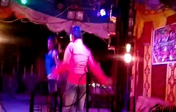 ନାଚ ଗୀତ ଦେଖିବାକୁ ଏକାଠି ହେଲେ ; ସଂଖ୍ୟାଧିକ ଲୋକ – ଭୁଲିଗଲେ କରୋନା କଟକଣା