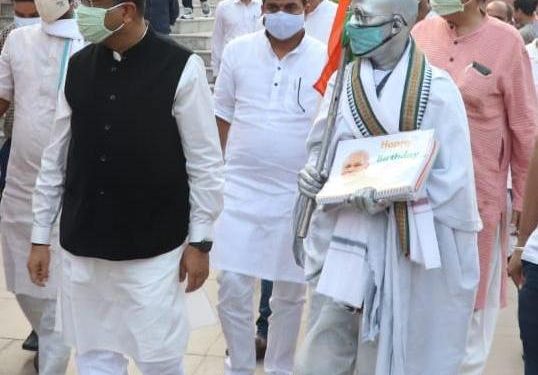 ପ୍ରଧାନମନ୍ତ୍ରୀଙ୍କ ଜନ୍ମଦିନ ଅବସରରେ ସିଲ୍‌ଭର ଗାନ୍ଧୀଙ୍କ ପଦଯାତ୍ରା : ପଦଯାତ୍ରାରେ ସାମିଲ୍ ହେଲେ କେନ୍ଦ୍ରମନ୍ତ୍ରୀ ଧର୍ମେନ୍ଦ୍ର ପ୍ରଧାନ – ଭୁବନେଶ୍ୱର