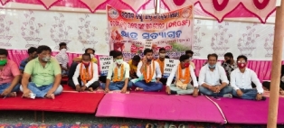 ଯୁକ୍ତ ତିନି ଷଷ୍ଠ ସେମିଷ୍ଟାର ପରୀକ୍ଷା ଅନ ଲାଇନ ରେ କରିବାକୁ  ଦାବୀ ନେଇ ଛାତ୍ର କଂଗ୍ରେସ ର ଅନଶନ