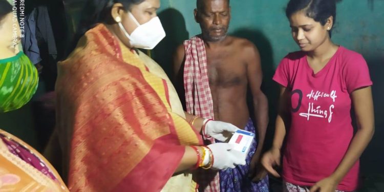 ପ୍ରତିଶ୍ରୁତି ରକ୍ଷା କଲେ ବିଧାୟିକା ସ୍ନେହାଙ୍ଗିନୀ ; ରତ୍ନାବତୀଙ୍କ ଘରକୁ ଯାଇ ପ୍ରଦାନ କଲେ ମାସକର ଔଷଧ