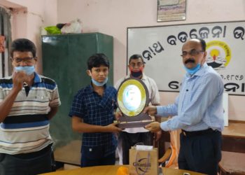 ପ୍ରାକ୍ତନ କୁଳପତି ସ୍ଵର୍ଗତଃ ବିମଳ କିଶୋର ମିଶ୍ର ଶ୍ରେଷ୍ଠ ଛାତ୍ର ସମ୍ମାନ ଓଁକାର ମାଝିଙ୍କୁ ପ୍ରଦାନ  – ଢେଙ୍କାନାଳ