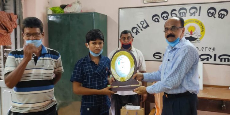 ପ୍ରାକ୍ତନ କୁଳପତି ସ୍ଵର୍ଗତଃ ବିମଳ କିଶୋର ମିଶ୍ର ଶ୍ରେଷ୍ଠ ଛାତ୍ର ସମ୍ମାନ ଓଁକାର ମାଝିଙ୍କୁ ପ୍ରଦାନ  – ଢେଙ୍କାନାଳ