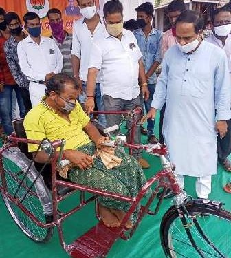 ସେବା ସପ୍ତାହ ଅବସରରେ ଢେଙ୍କାନାଳ ବିଜେପି ପକ୍ଷରୁ ଦିଵ୍ୟାଙ୍ଗଙ୍କୁ ସାହାର୍ଯ୍ୟ – ଢ଼େଙ୍କାନାଳ