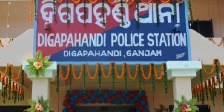 ଘରେ ପଶି ମହିଳାଙ୍କୁ ଦୁଷ୍କର୍ମ ଅଭିଯୋଗ ;   ଅଭିଯୁକ୍ତ ଫେରାର                           