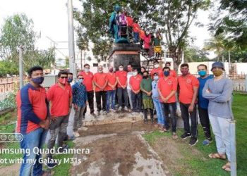 ଗାନ୍ଧୀ ଜୟନ୍ତୀ ପୂର୍ବରୁ ମହାତ୍ମା ଗାନ୍ଧୀଙ୍କ ପ୍ରତିମୂର୍ତ୍ତିକୁ ସଫା କଲା ଟିମ କ୍ଲିନ ସିଟି – ବ୍ରହ୍ମପୁର