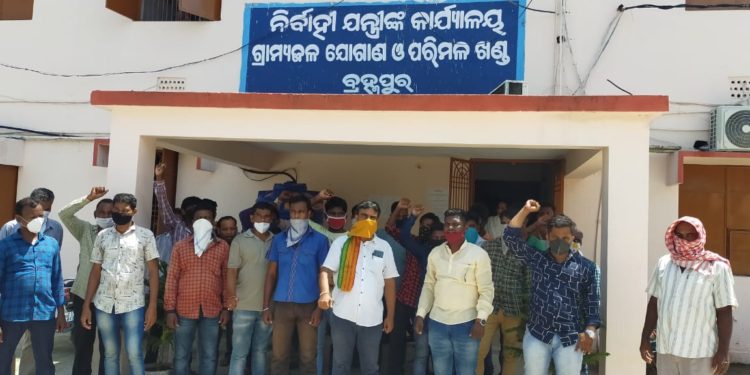 ମଞ୍ଜୁର ହୋଇଛି ପ୍ରକଳ୍ପ ତଥାପି ପାନୀୟ ଜଳ ଅପେକ୍ଷା ରେ ଗ୍ରାମବାସୀ – ହିଞ୍ଜିଳିକାଟୁ