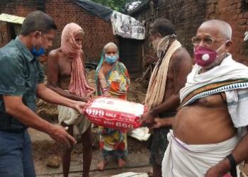ବର୍ଷାରେ ଭାଙ୍ଗିଲା ଘର ; ସହାୟତାର ହାତ ବଢ଼ାଇଲେ ସମାଜସେବୀ