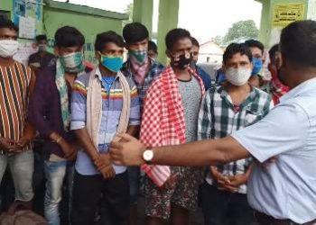 ପ୍ରବାସୀ ଶ୍ରମିକଙ୍କୁ ସହାୟତାର ହାତ ବଢ଼ାଇ ମାନବିକତା ଦେଖାଇଲେ ; ମାଲକାନଗିରି ପୋଲିସ
