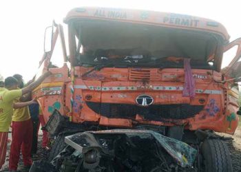 ଛିଡା ହୋଇଥିବା ଟ୍ରକ ପଛରୁ ଚଳନ୍ତା ଟ୍ରକ ବାଡେଇ ଚାଳକ ଓ ସହାୟକ ମୃତ