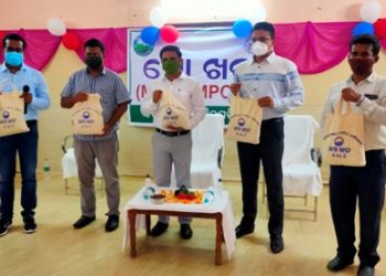 କରୋନା ସଚେତନତା ସହ ଚାଷୀଙ୍କୁ ଜୈବିକ ଖତ ପ୍ରଦାନ କଲେ ଜିଲ୍ଲାପାଳ – ହିଞ୍ଜିଳିକାଟୁ