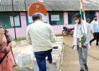 ଗନ୍ଦିଆ ବ୍ଳକ ଏବିଡିଓ କିଶୋର ଚନ୍ଦ୍ର ସାହୁ : ବୀର ଶହୀଦଙ୍କୁ କଲେ ଅସମ୍ମାନ – ଢେଙ୍କାନାଳ