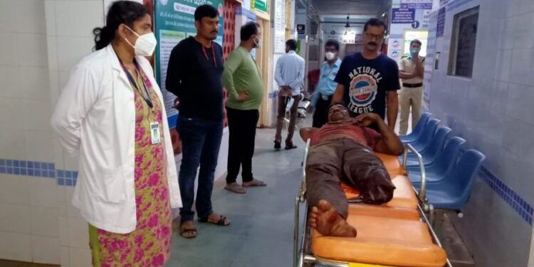 କଳିଙ୍ଗା ଘାଟିରେ ଓଲଟିଲା ଲୁହା ପାଇପ୍ ବୋଝେଇ ଟ୍ରକ : ଚାଳକଙ୍କ ଗୋଡ଼ କଟିଲା