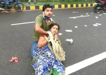 ବିଧାନସଭା ସମ୍ମୁଖରେ ; ନିଜ ମା ବେକରେ ଛୁରୀ ଲଗାଇଲା ହିଷ୍ଟ୍ରିୟା ପୁଅ