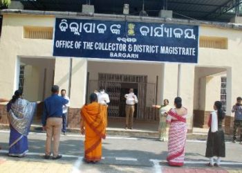 ଜିଲ୍ଲାପାଳ ଜ୍ୟୋତି ରଞ୍ଜନ ପ୍ରଧାନ , ଅଧିକାରୀ ଏବଂ କର୍ମଚାରୀ ମାନଙ୍କୁ କରାଇଲେ  ଶପଥ ପାଠ