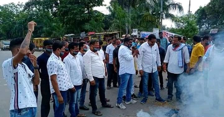 ମୋଦୀ ଓ ଯୋଗୀଙ୍କ କୁଶପୁତ୍ତଳିକା ଦାହ କଲେ ବରଗଡ଼ ଜିଲ୍ଲା କଂଗ୍ରେସ