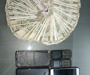 ଆସିକା ପୋଲିସ ପକ୍ଷରୁ ଜୁଆ ଆଡାରେ ଚଢ଼ାଉ ; ୪୫,୦୦୦ଟଙ୍କା ସହ ୮ ଗିରଫ , ୮ ମୋବାଇଲ ,୪ ଟି ମୋଟର ସାଇକେଲ ଜବତ