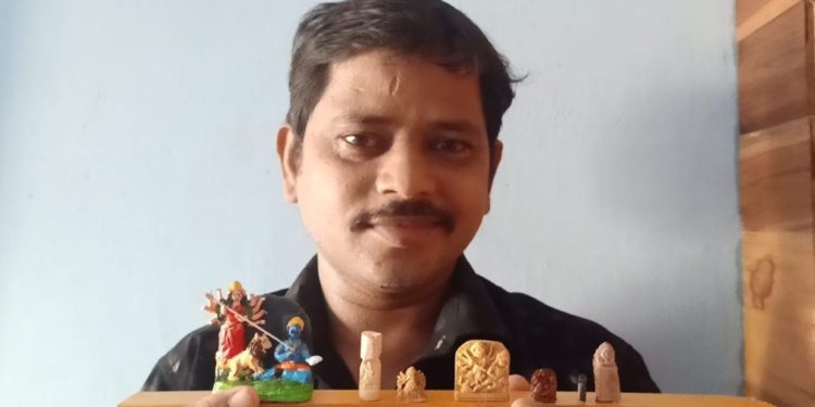 କ୍ଷୁଦ୍ରତମ ଦୁର୍ଗା ମୂର୍ତି କଲେ ସତ୍ୟ ମହାରଣା