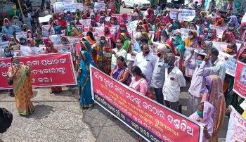 ରମା ପ୍ରଧାନଙ୍କୁ ହତ୍ୟା କରିଥିବା ହତ୍ୟାକାରୀଙ୍କୁ ତୁରନ୍ତ ଗିରଫ କରିବା ଦାବି ; ଶତାଧିକ ମହିଳା ଜିଲ୍ଲାପାଳଙ୍କ କାର୍ଯ୍ୟାଳୟ ଘେରାଉ କଲେ