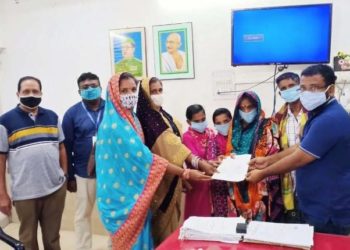 ବସ୍ ଦୁର୍ଘଟଣାରେ ମୃତ୍ୟୁବରଣ କରିଥିବା ଶ୍ରମିକଙ୍କ ପରିବାରଙ୍କୁ ୨ଲକ୍ଷ ଟଙ୍କା ସହାୟତା ରାଶି ପ୍ରଦାନ