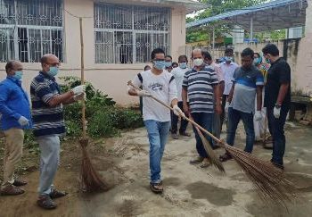 ହାତରେ ଝାଡୁ ଧରି କାର୍ଯ୍ୟାଳୟ ପରିସର ର ସଫେଇ କଲେ ଉପଜିଲ୍ଲାପାଳ