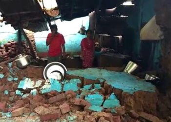 ଲଗାଣ ବର୍ଷାରେ ଭୁଷୁଡ଼ିଲା ଘରର ଛାତ