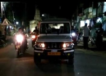 ଟ୍ରାଫିକ ନିୟମକୁ ଫୁ କରି ପାରଳାଖେମୁଣ୍ଡି ଆଦର୍ଶ ଥାନା ସମ୍ମୁଖରେ ରାସ୍ତା ମଝିରେ ଏକ ବୋଲେରୋ ଗାଡ଼ି ଟି ଠିଆ ହୋଇଛି l