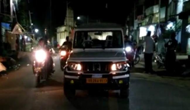 ଟ୍ରାଫିକ ନିୟମକୁ ଫୁ କରି ପାରଳାଖେମୁଣ୍ଡି ଆଦର୍ଶ ଥାନା ସମ୍ମୁଖରେ ରାସ୍ତା ମଝିରେ ଏକ ବୋଲେରୋ ଗାଡ଼ି ଟି ଠିଆ ହୋଇଛି l