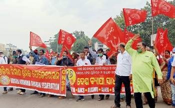 ସର୍ବଭାରତୀୟ ଧର୍ମଘଟରେ ସାମିଲ୍ ହୋଇ ବିକ୍ଷୋଭ ପ୍ରଦର୍ଶନ