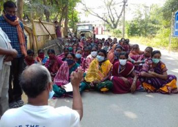 ସ୍କୁଲ ବନ୍ଦ ପ୍ରତିବାଦ ରେ ଜିଲ୍ଲାପାଳଙ୍କ ଠାରେ ଫେରାଦ ହେଲେ ଅଭିଭାବକ