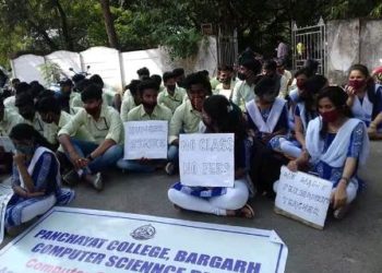 ପଞ୍ଚାୟତ କଲେଜ୍ ଛାତ୍ରଛାତ୍ରୀ ଙ୍କ ଜିଲ୍ଲାପାଳଙ୍କ ଅଫିସ୍ ସମ୍ମୁଖରେ ବିକ୍ଷୋଭ ପ୍ରଦର୍ଶନ – ବରଗଡ଼