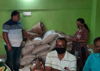 ଖାଉଟିଙ୍କୁ ପିଡିଏସ ସାମଗ୍ରୀ ନବାଣ୍ଟି ,ବିକ୍ରୀ ପାଇଁ ମହଜୁଦ ରଖୀଥିବା କଣ୍ଟ୍ରୋଲ ଦୋକାନ ଉପରେ ଚଢାଉ