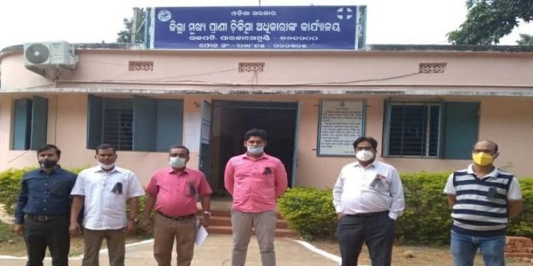 ଗଜପତି ଜିଲ୍ଲା ଅନ୍ତର୍ଗତ ୭ ଟି ବ୍ଲକରେ କାର୍ଯ୍ୟ କରୁଥିବା ପ୍ରାଣୀ ଚିକିତ୍ସକଙ୍କ ବିଭିନ୍ନ ଦାବି ନେଇ କଳା ବ୍ୟାଜ ପରିଧାନ