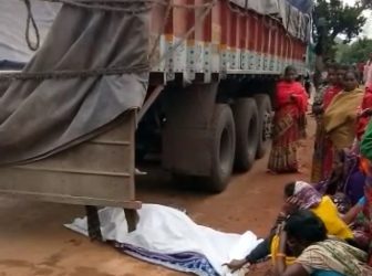 ଟ୍ରକ ଚାପାରେ ମହିଳା ମୃତ,୬ ଘଣ୍ଟା ଧାରି ରାସ୍ତା ଅବରୋଧ