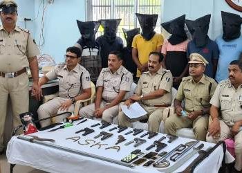 ପୋଲିସକୁ ସଫଳତା : ୮ଜଣ ଦୁର୍ଦ୍ଦାନ୍ତ ଅପରାଧୀ ଗିରଫ, ଅନେକ ମାରଣାସ୍ତ୍ର ସହ ଗୁଳିଗୋଳା ଜବତ