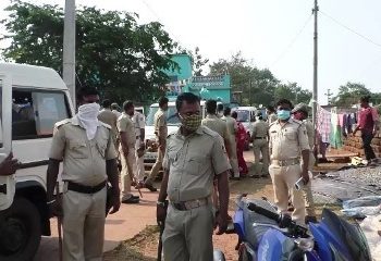 ପୂର୍ବକୋଟ ତେଲଙ୍ଗା ବସ୍ତିରେ ପୁଲିସର ଚଢାଉ ; ଛତ୍ରଙ୍ଗଦେଲେ ବସ୍ତିର ଯୁବଗୋଷ୍ଠୀ ଜବତ ହୋଇଛି ବିପୁଳ ପରିମାଣର ସୁନା-ରୂପା ସହ ୫ଲକ୍ଷରୁ ଊର୍ଦ୍ଧ୍ୱ ଟଙ୍କା ୫ଅଟକ, ପୁରୁଷ ଶୂନ୍ୟ ବସ୍ତି, ଆତଙ୍କିତ ଅଧିବାସୀ