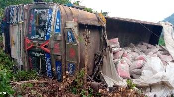 ଅନ୍ଧାରିଗୁମ୍ମା ଠାରେ  ଓଲଟିଲା ସିମେଣ୍ଟ ବୋଝଇ ଟ୍ରକ