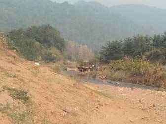 ଦିନ ଦ୍ୱିପ୍ରହରରେ ଗାଡିରେ ଯାଉଛି ବାଲି ପ୍ରଶାସନ ନିରବଦେଷ୍ଟା