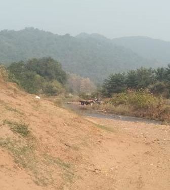 ଦିନ ଦ୍ୱିପ୍ରହରରେ ଗାଡିରେ ଯାଉଛି ବାଲି ପ୍ରଶାସନ ନିରବଦେଷ୍ଟା