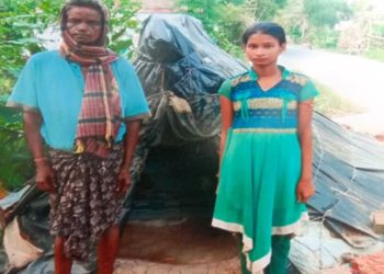 ଏହେଉଛନ୍ତି, ଜଣେ ଅସହାୟ ସହିତ କୁଷ୍ଠ ରୋଗରେ ପୀଡିତ ହୋଇ ଜୀବନ ବଞ୍ଚାଇବା ଲାଗି ବାରଦୁଆର ବୁଲି ଭିକ୍ଷା କରି ପେଟ ପୋସୁଛନ୍ତି,