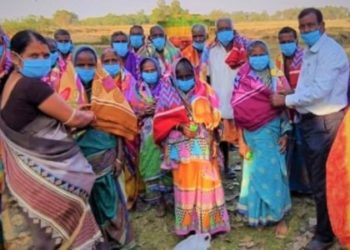 ଶୀତରୁ ରକ୍ଷାପାଇଁ ଅସହାୟ ବୃଦ୍ଧବୃଦ୍ଧାଙ୍କୁ କମ୍ବଳ ବାଂଟିଲେ ଶିକ୍ଷାବିତ ଅଶ୍ୱିନୀ ଦାସ ସାଧୁ ଉଦ୍ୟମପାଇଁ କୃତଜ୍ଞତା ଜଣାଇଲେ ଅଂଚଳବାସୀ