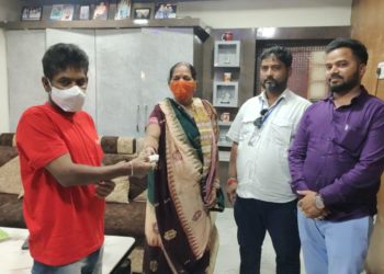 ଜନୈକ ଗରୀବ ଅସହାୟ କର୍କଟରୋଗ ପୀଡ଼ିତାଙ୍କୁ ସହାୟତାର ହାତ ବଢ଼ାଇଛନ୍ତି ଅଶୋକ ନଗରର ନିବାସୀ ସମାଜସେବୀ କେ. ରାଜେଶ୍ୱରୀ ପାତ୍ର ।