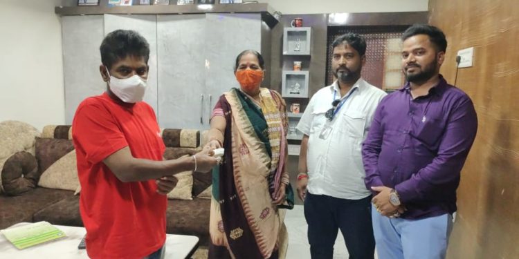 ଜନୈକ ଗରୀବ ଅସହାୟ କର୍କଟରୋଗ ପୀଡ଼ିତାଙ୍କୁ ସହାୟତାର ହାତ ବଢ଼ାଇଛନ୍ତି ଅଶୋକ ନଗରର ନିବାସୀ ସମାଜସେବୀ କେ. ରାଜେଶ୍ୱରୀ ପାତ୍ର ।