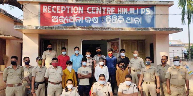 ହିଞ୍ଜିଳି ପୁଲିସକୁ ମିଳିଲା ବଡ଼ ଧରଣର ସଫଳତା ବାଇକ୍ ଚୋରୀ ଗ୍ୟାଙ୍ଗ୍‌କୁ ଧରିଲା ପୁଲିସ : ମୁଖ୍ୟ ଆସାମୀ ସମେତ ୧୦ ଗିରଫ, ୧୯ ବାଇକ ଜବତ – ହିଞ୍ଜିଳିକାଟୁ